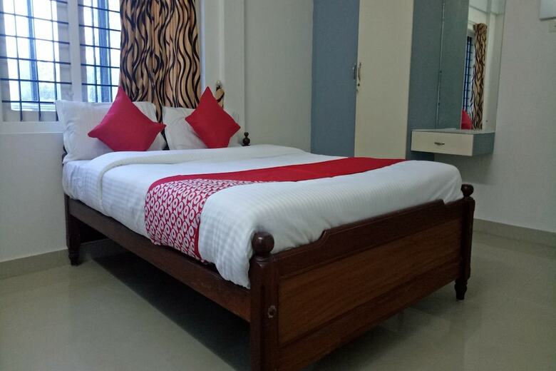 Hotel Oyo 23503 Golden Valley Residency