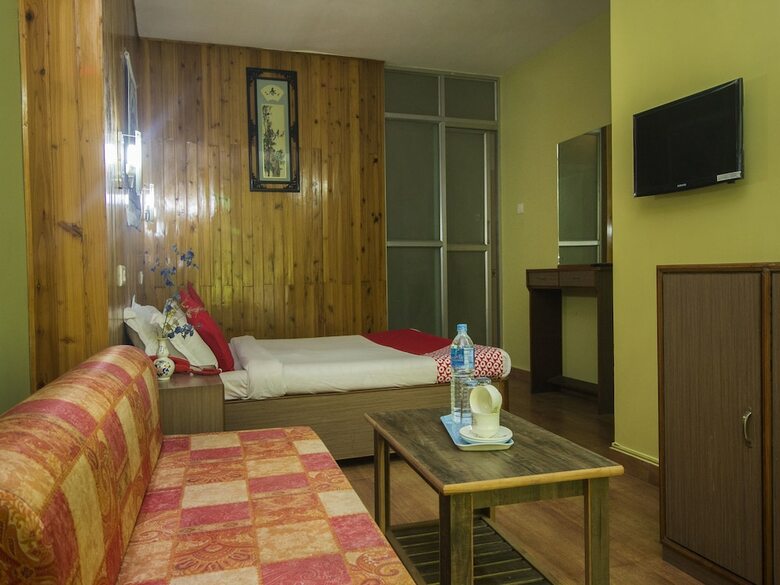 Hotel Oyo 17067 Maitreya Guest House