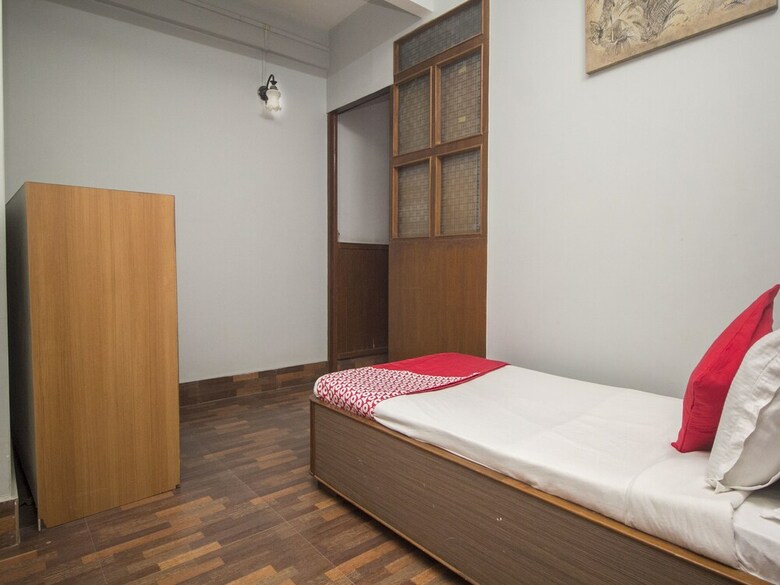 Hotel Oyo 17067 Maitreya Guest House