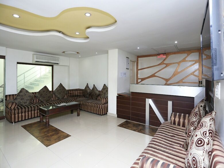 Oyo Flagship 15233 Hotel G7