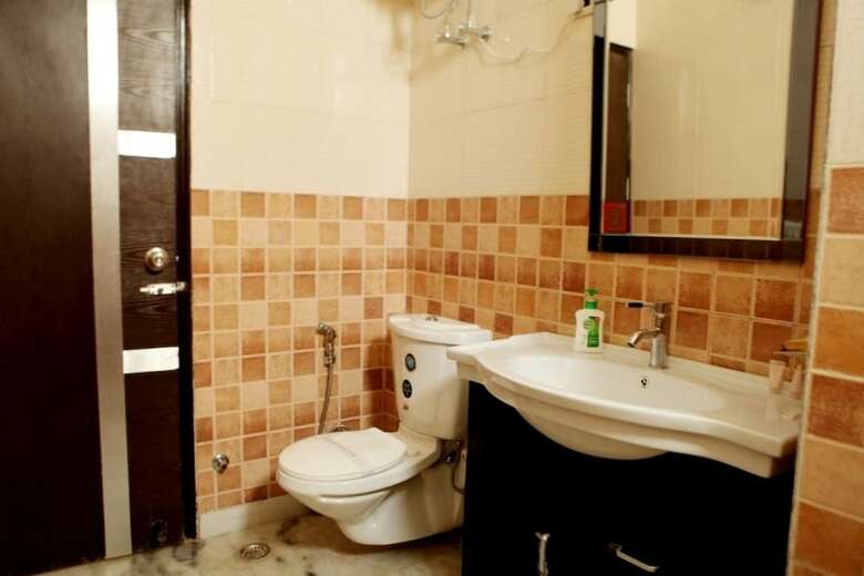 Hotel Hollyhocks Residency