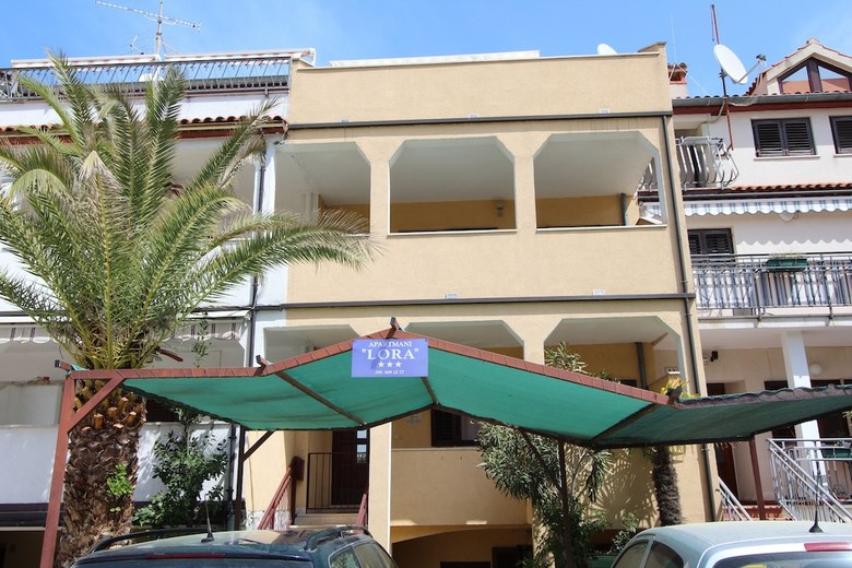Apartments Lora