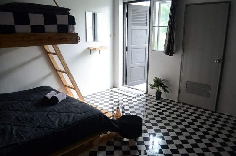 Hostal Dawnthaya Ayutthaya House