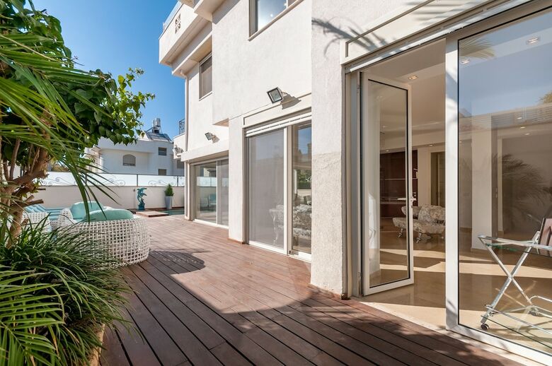 Luxurious Villa With Great Location