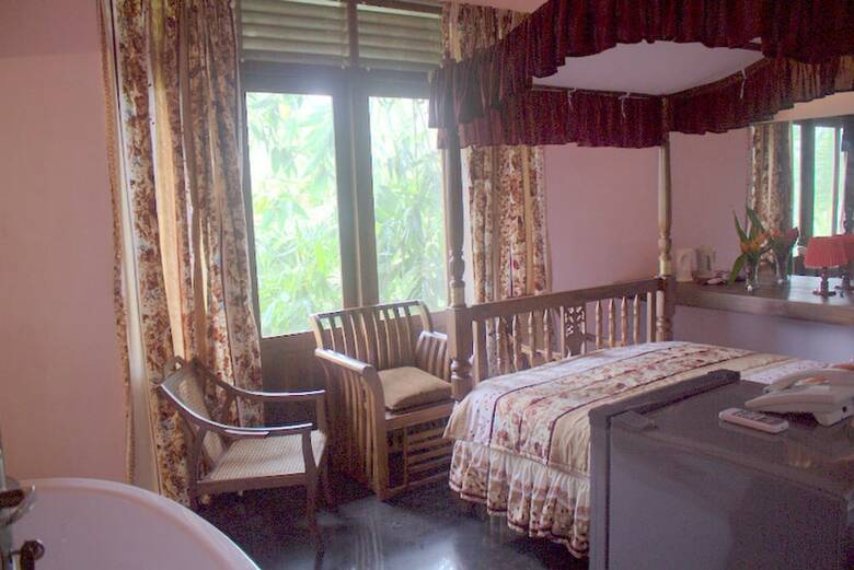 Hotel White Peacocks And Birds Resort