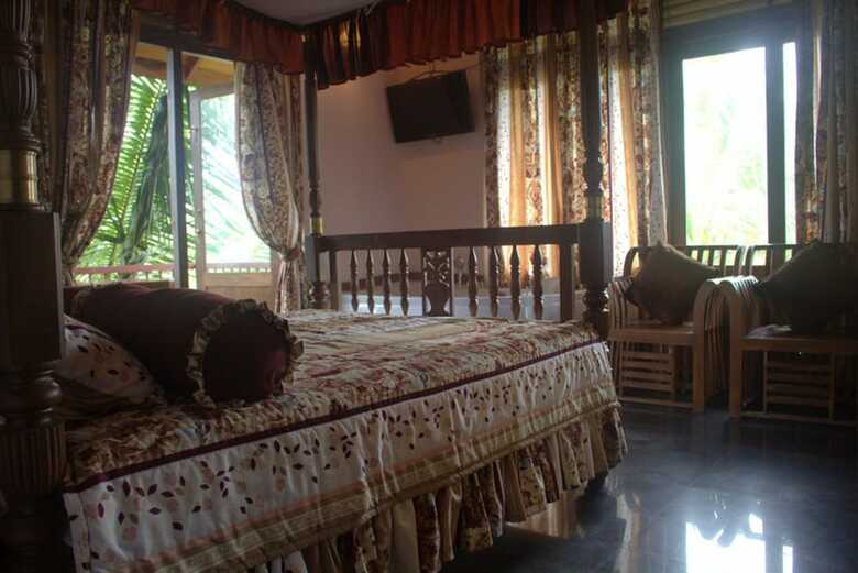 Hotel White Peacocks And Birds Resort