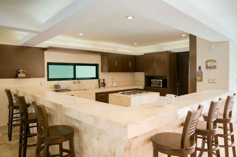 5 Br House With Pool And Private Beach