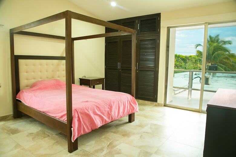 5 Br House With Pool And Private Beach