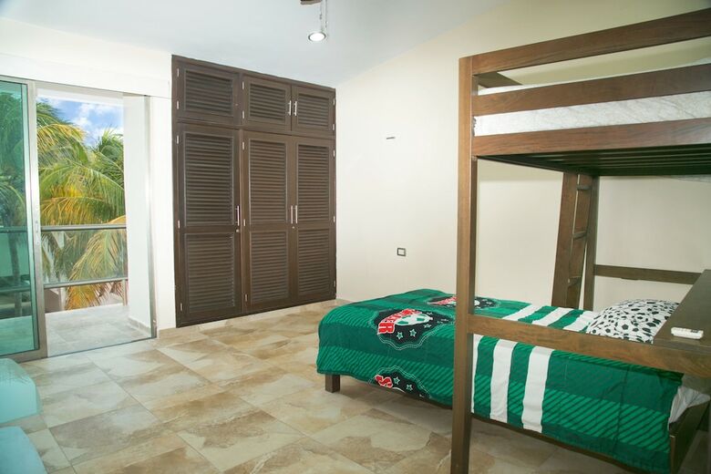 5 Br House With Pool And Private Beach
