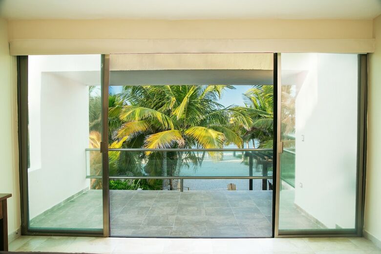 5 Br House With Pool And Private Beach