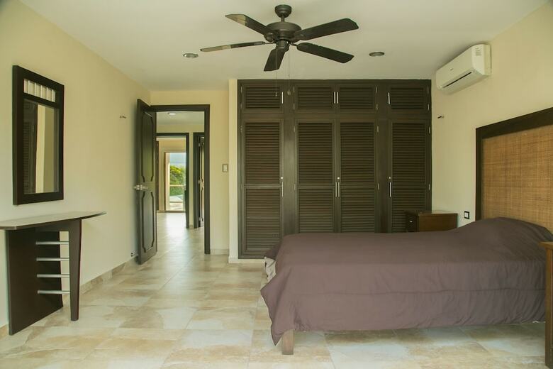 5 Br House With Pool And Private Beach