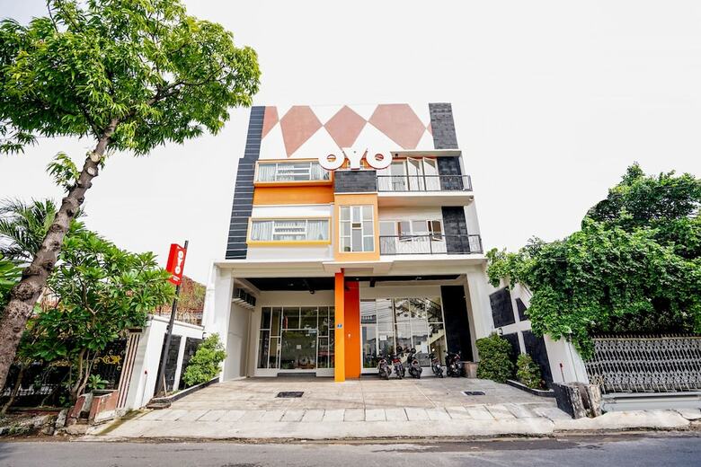 Hostal Oyo 221 Pratisarawirya