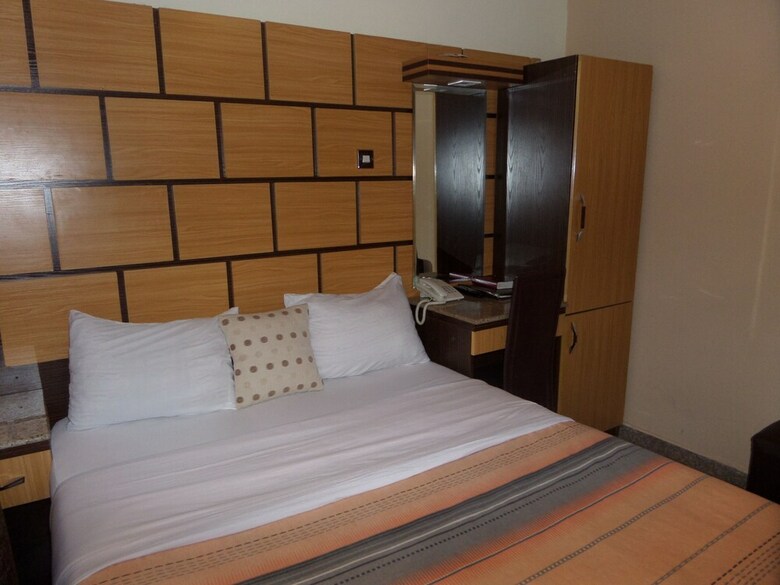 Hotel Elicris Place