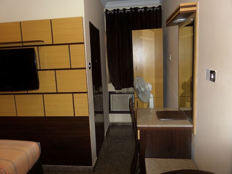 Hotel Elicris Place