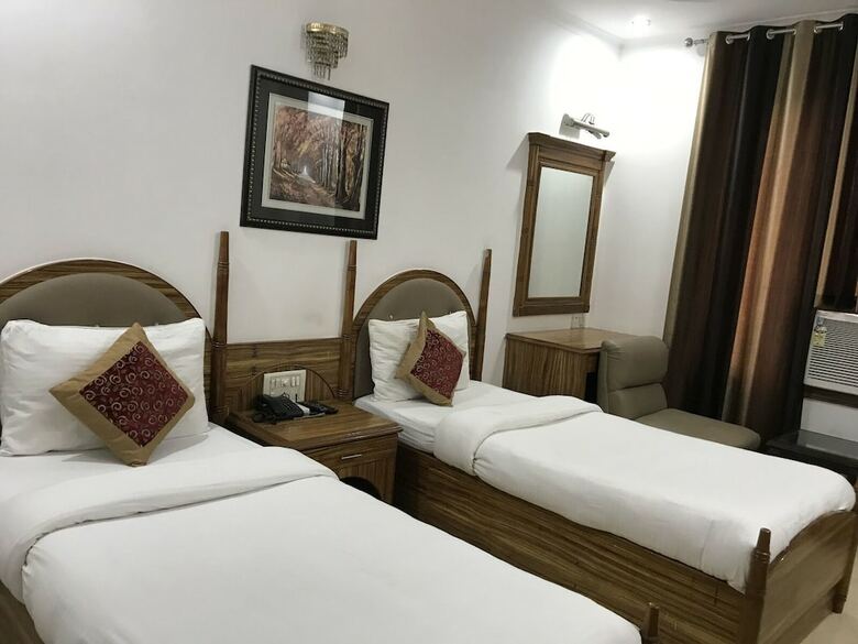 Hotel Tjs Royale
