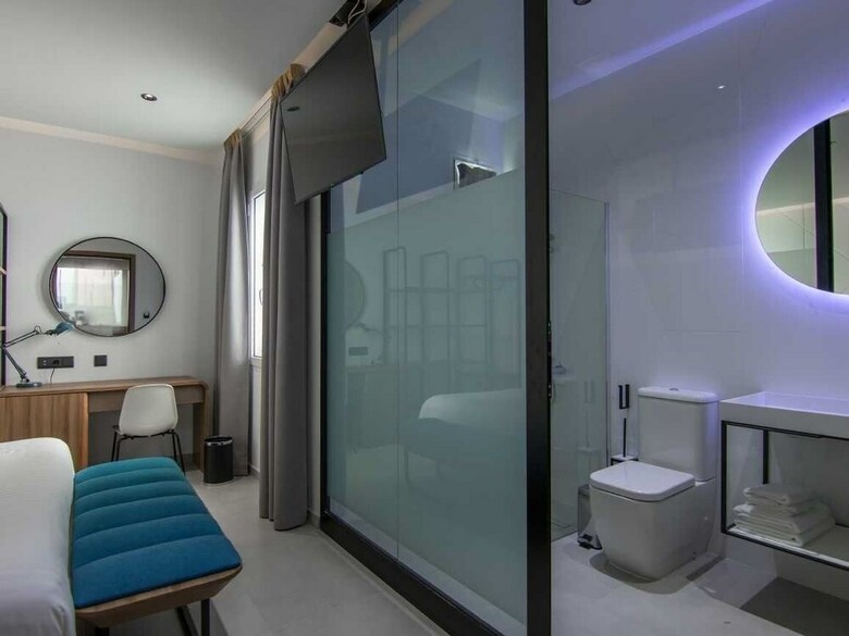 Hotel Roomtiques