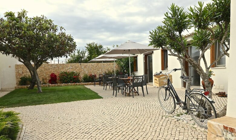 Hostal Lost & Found - Guesthouse & Suites