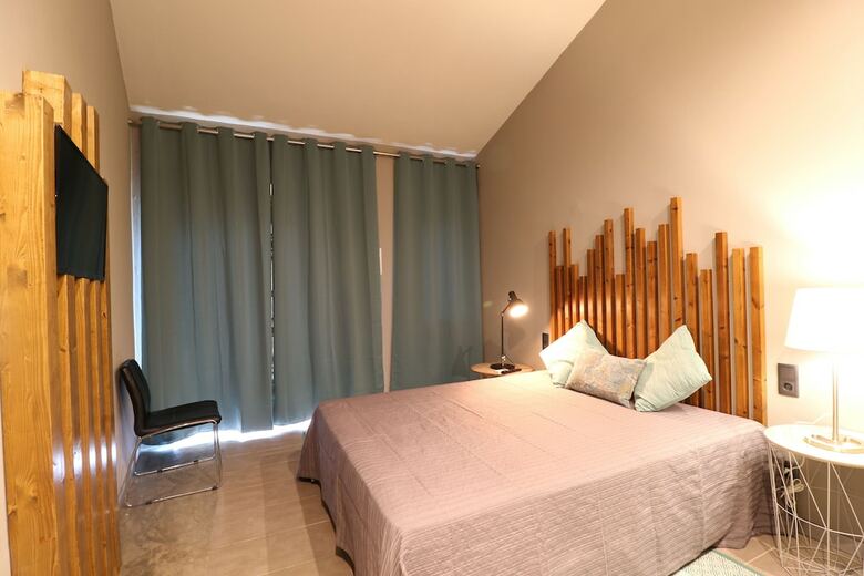Hostal Lost & Found - Guesthouse & Suites