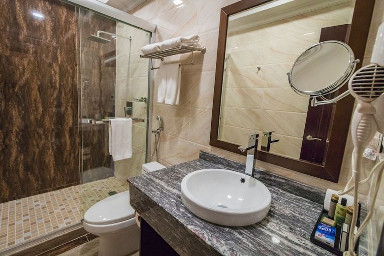 City Plaza Hotel & Suites