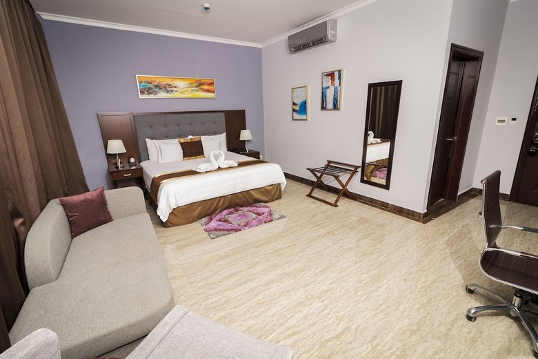 City Plaza Hotel & Suites