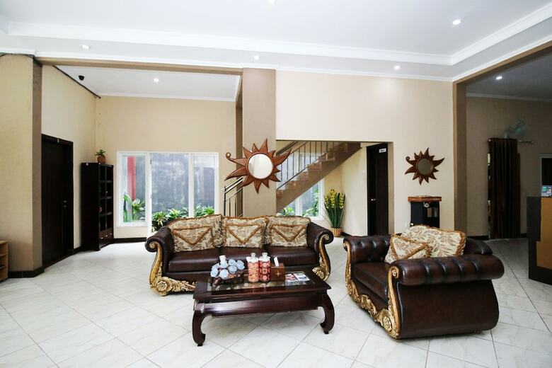 Hotel Airy Manggar Merbabu Belitung