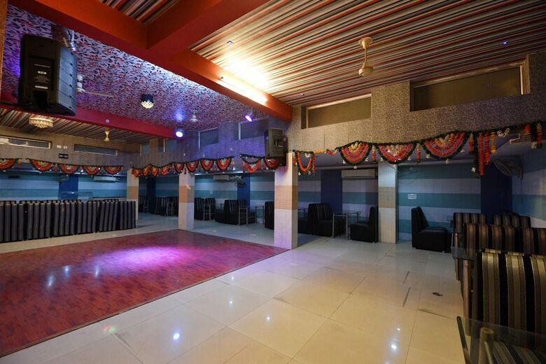 Oyo 3311 Hotel Apple 9
