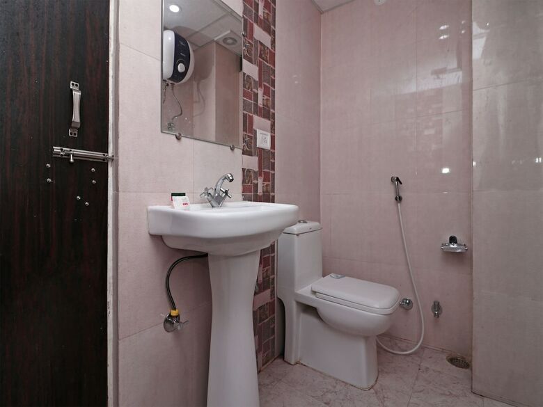 Oyo 15169 Hotel Rk Inn