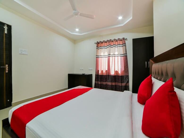 Hotel Oyo 23589 Crown Palace