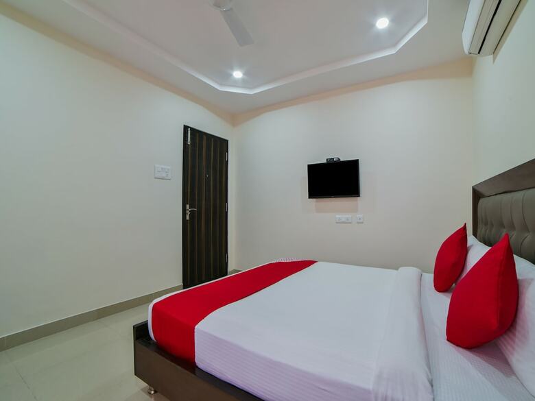 Hotel Oyo 23589 Crown Palace