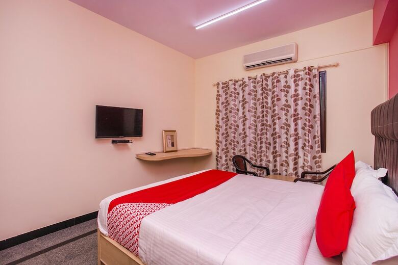 Hotel Oyo 25036 Suraksha Residency