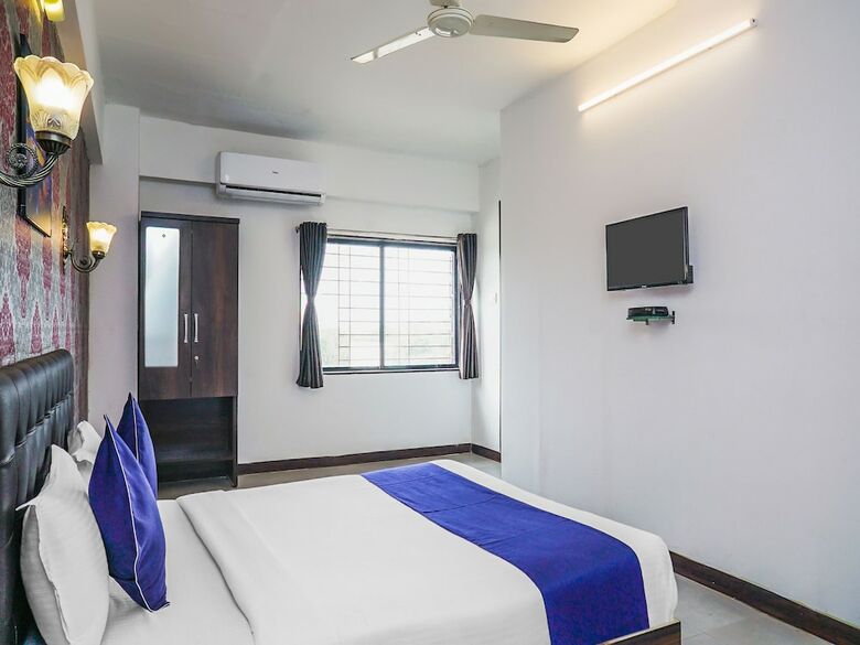 Hotel Oyo 24491 Silverkey Kharadi