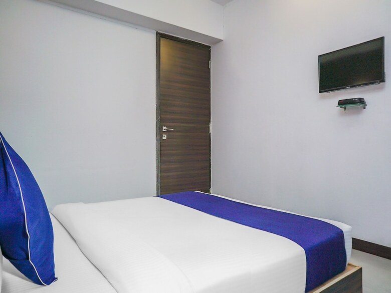 Hotel Oyo 24491 Silverkey Kharadi