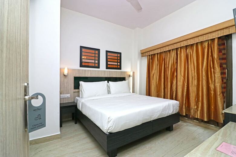 Hotel Oyo 24039 Silverkey Padmasri Gachibowli