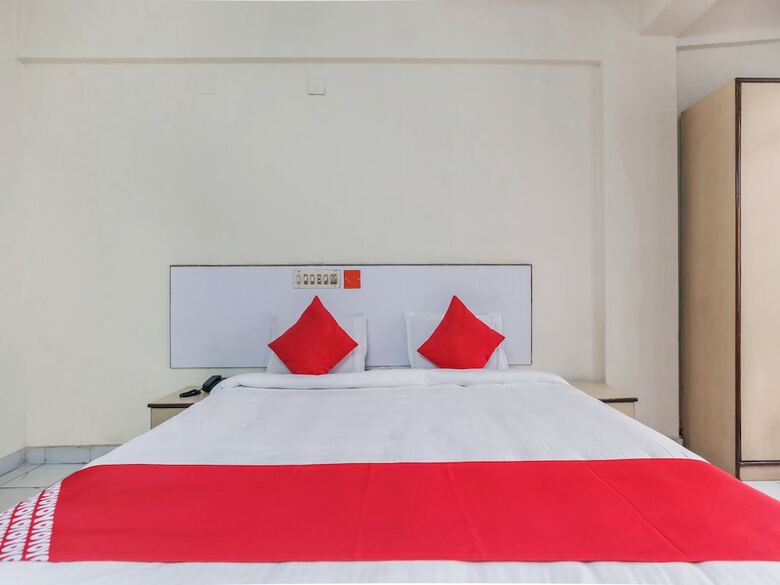 Oyo 23083 Hotel Hindustan Deluxe