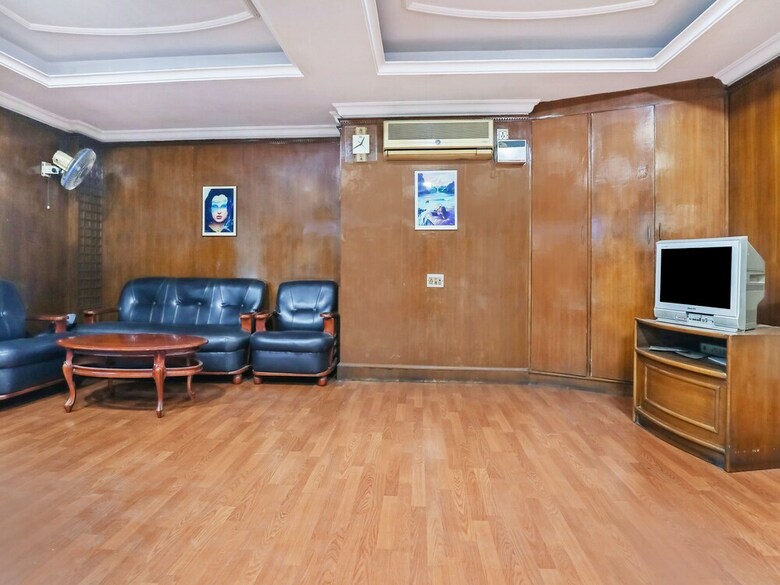 Oyo 23083 Hotel Hindustan Deluxe