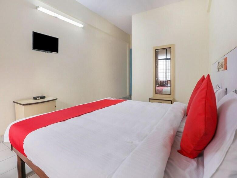 Oyo 23083 Hotel Hindustan Deluxe
