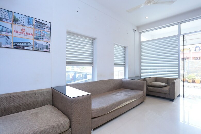 Oyo 16910 Hotel Prince Palace