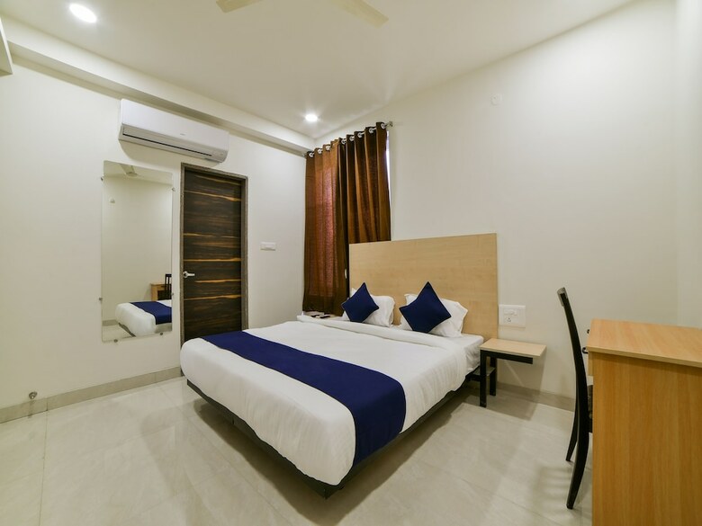 Hotel Oyo 18833 Silverkey Babylon Whitefields