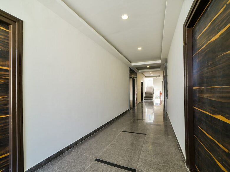 Hotel Oyo 18833 Silverkey Babylon Whitefields