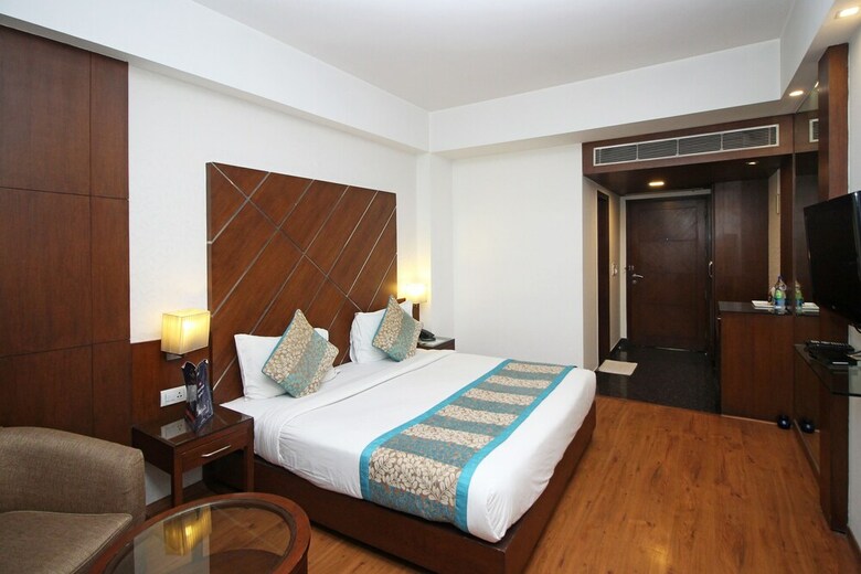 Hotel Edition O 30043 Yellow White Residency