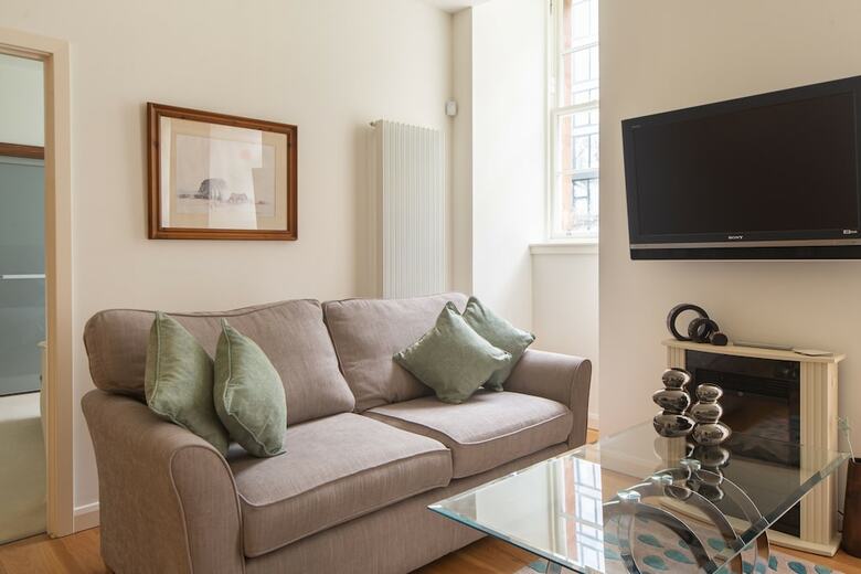 Luxury Apartment-quartermile