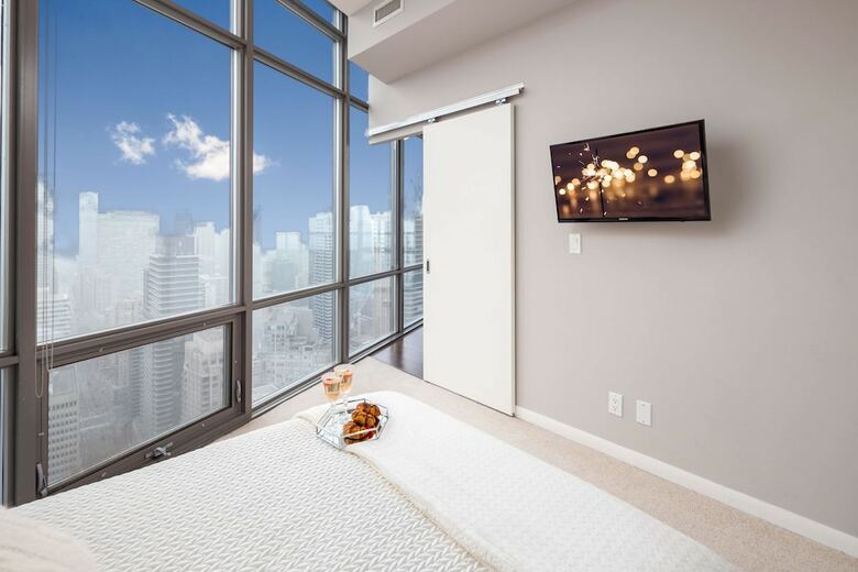 Quickstay - Eclectic Two-bedroom Condo (Sky High Views)