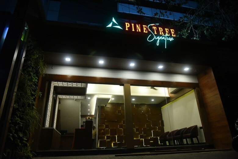 Hotel Pine Tree Signature