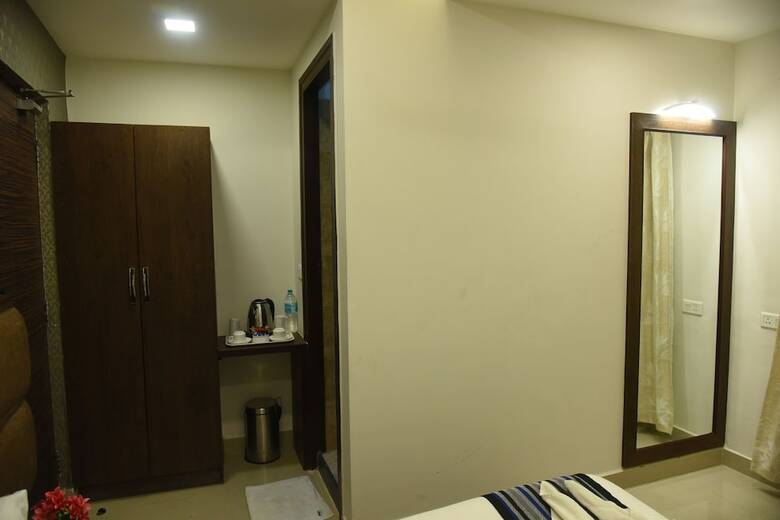 Hotel Pine Tree Signature
