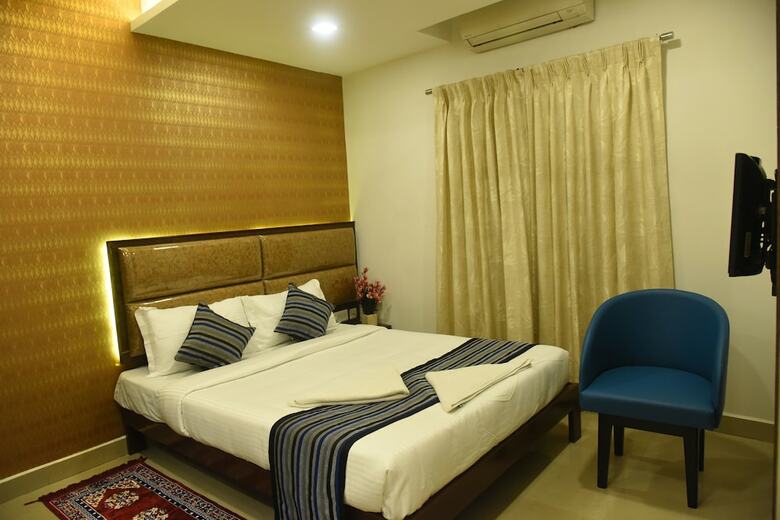 Hotel Pine Tree Signature