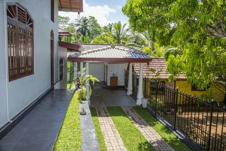 Hotel Nenasilu- Sri Lankan Villa