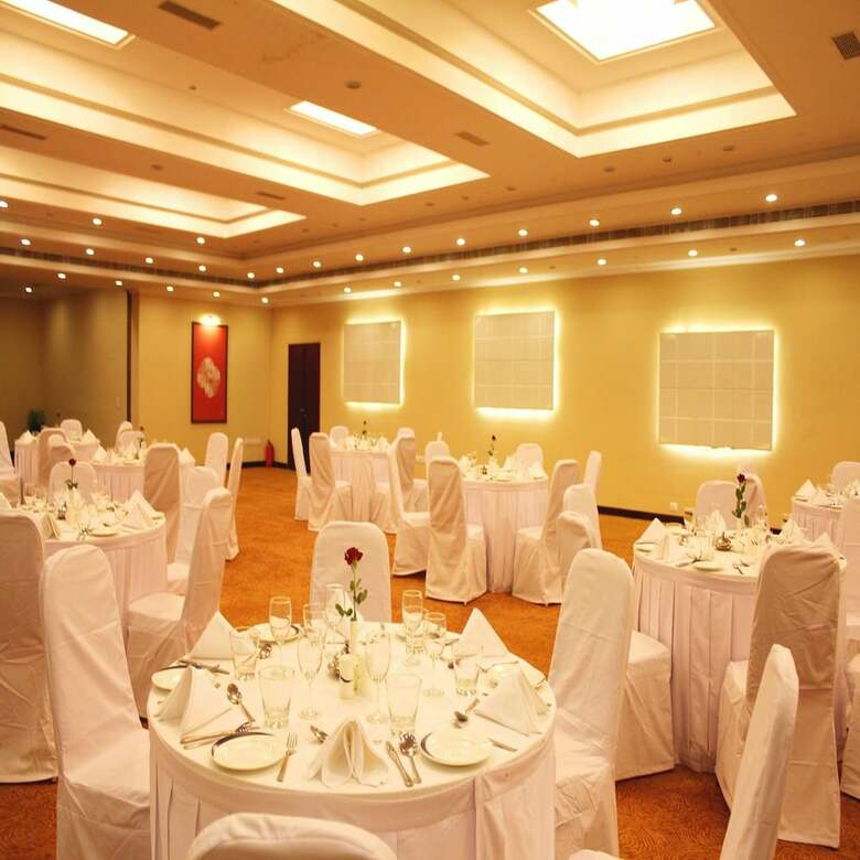 Hotel Royal Sarovar Portico