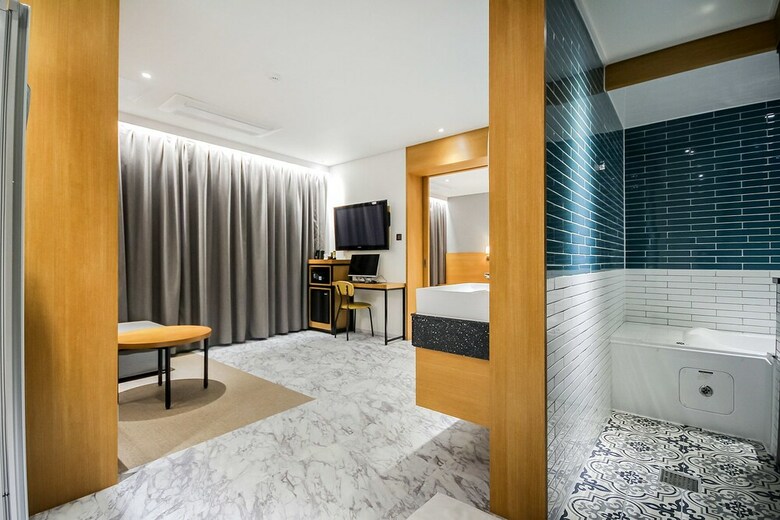 Brooks Business Hotel