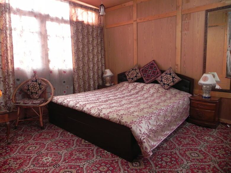 Shabrose Heritage Houseboats