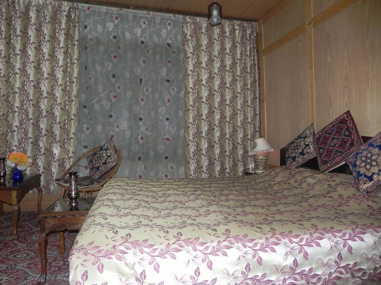 Shabrose Heritage Houseboats